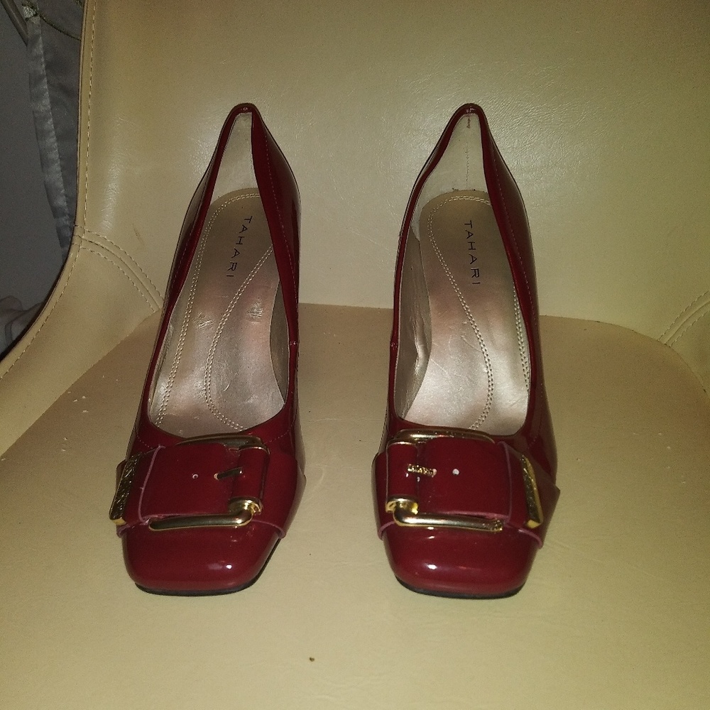 Tahari heels no box never worn or receipt